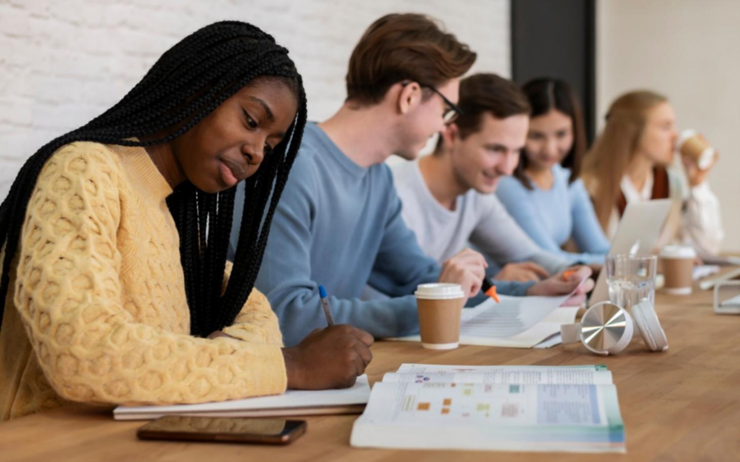 Expertin für digitale Banking-Sicherheit bei der Arbeit